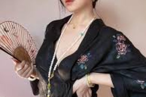 女子当街下跪男子全程玩手机冷淡无视！穿着打扮吸睛网友热议