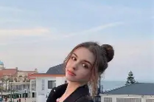 文章疑似新恋情曝光与美女约会同回住处隔天开车送美女乘高铁
